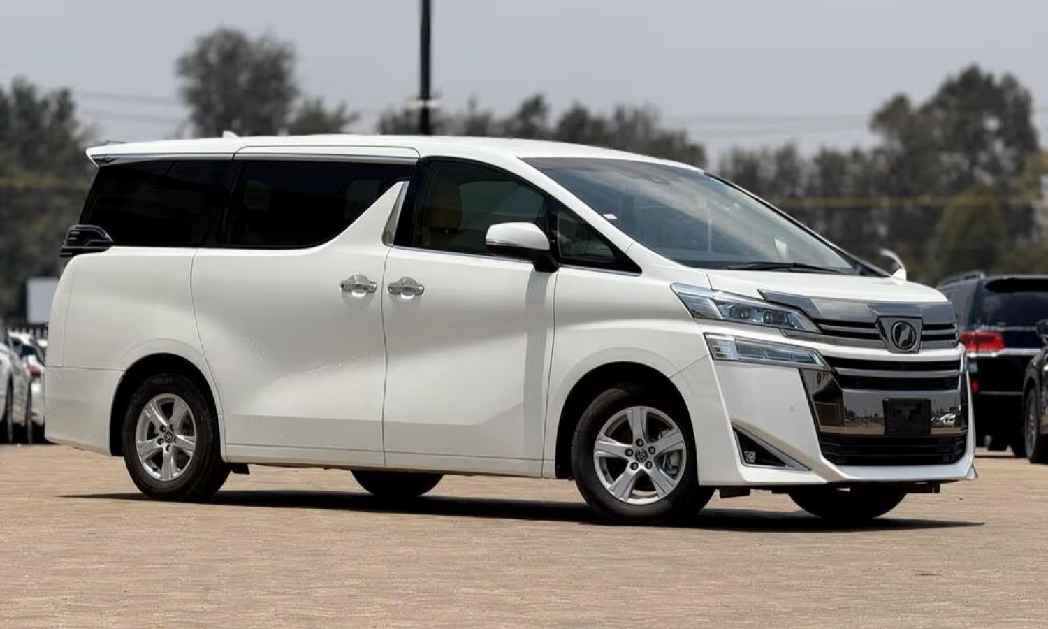 Toyota Vellfire 1